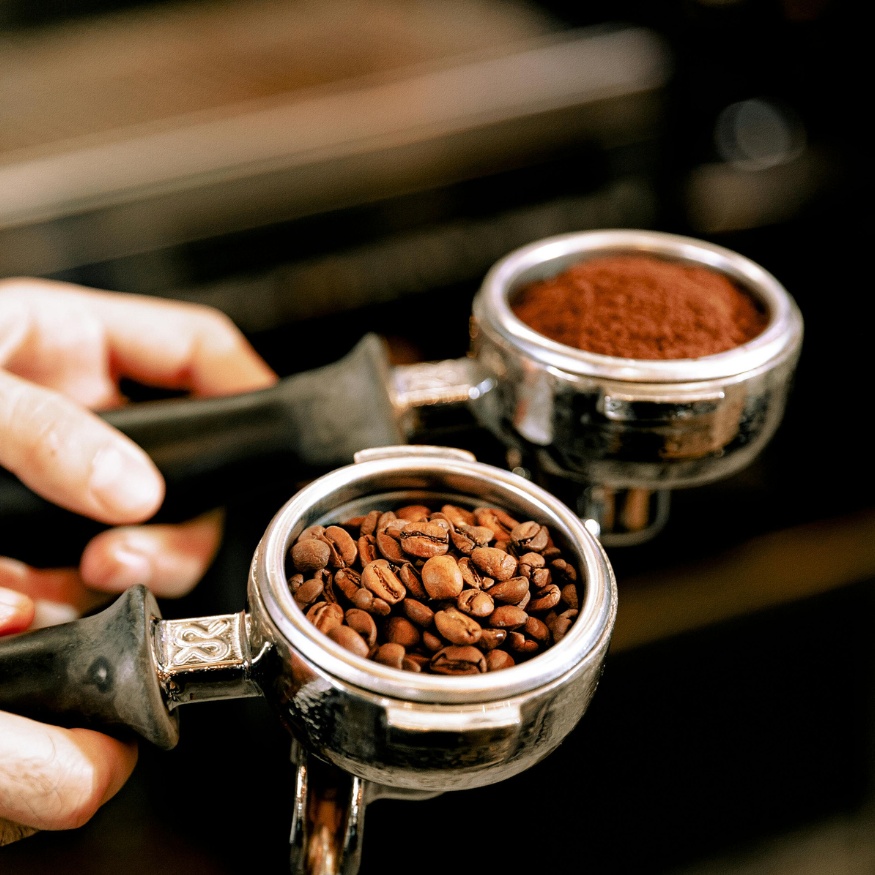 Find organic <br> farmers, <Br>suppliers, <br><span>and roasters</span>.